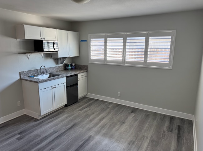 Photo - 8542 Hollister St