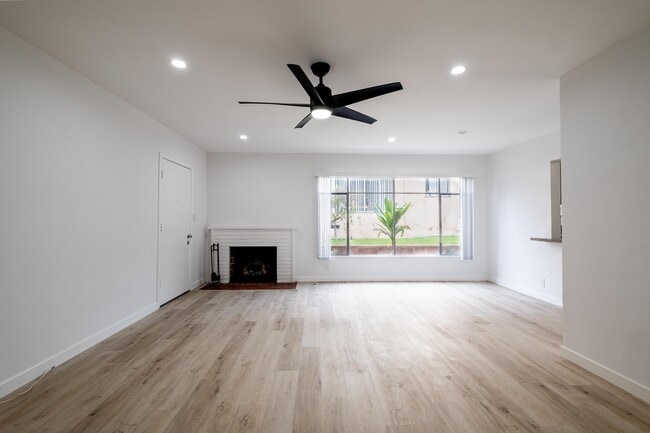 Building Photo - 608 Illinois Ct Unit 3