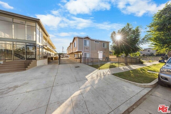 Building Photo - 14112 Delano St Unit 3