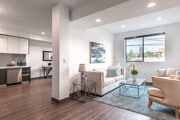 1BR, 1BA - 850SF - 552 N Hobart Blvd