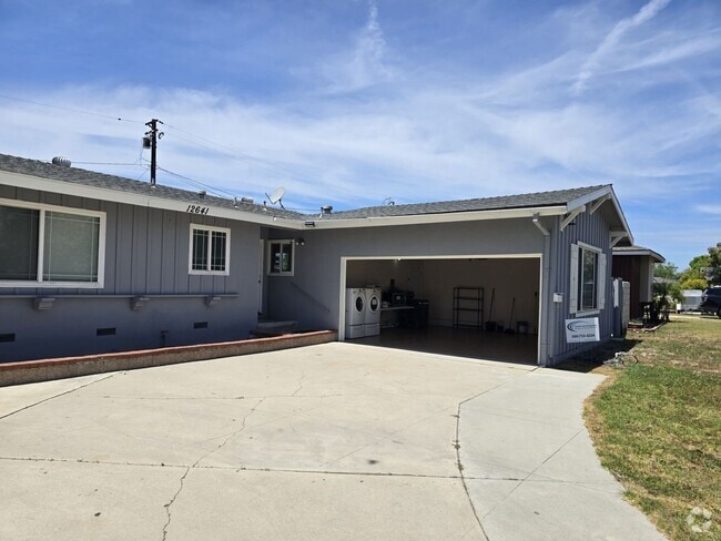 Building Photo - Fully Remolded Single Family Home in Garde...