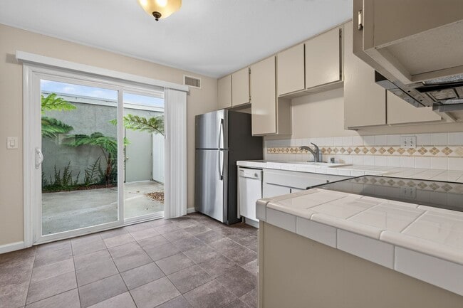 Photo - Large spacious 2 Bedroom in UTC