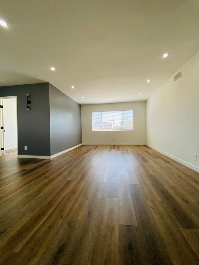 Photo - 212 S Arnaz Dr