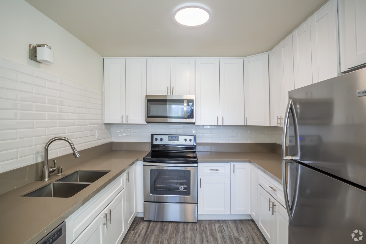Floor Plan - 3 Bed 1.5 Bath Townhome Move 5/1 building C 1
