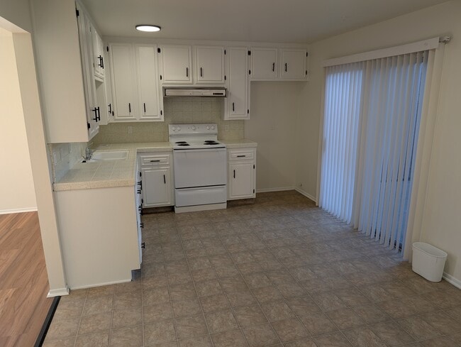 clean kitchen - 2851 W Ave J4