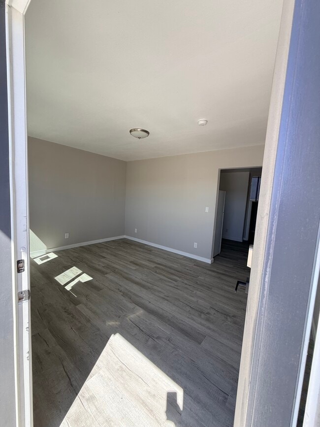 Entrance / Living Room - 613 Colonial Dr