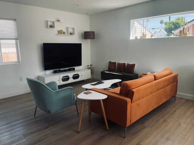 Photo - 5323 Templeton St