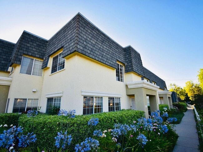 Building Photo - 6501 Vanalden Ave