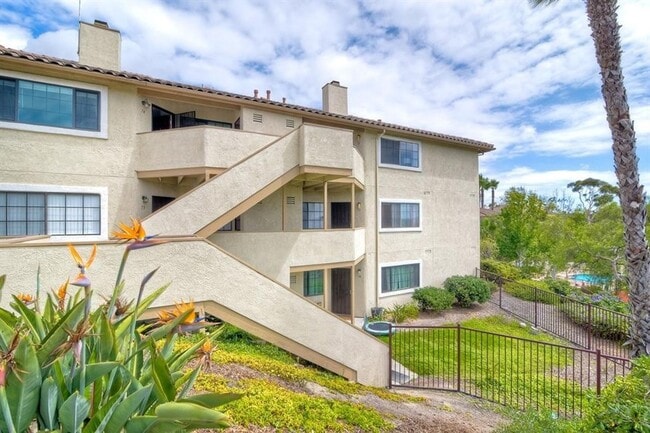 Building Photo - Updated Lower Level Condo in gated Vista Way Village! Unit 73