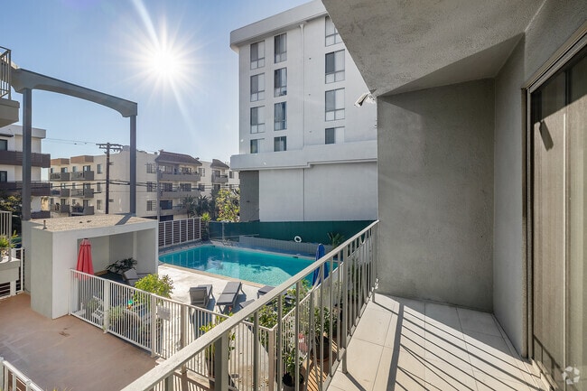 1BR, 1BA - 700SF - Balcony - Park Plaza Apartments