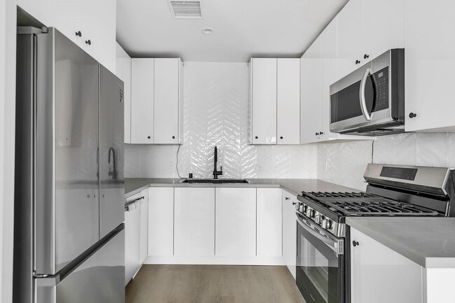 Photo - Modern 1 & 2 Beds in Vibrant Hollywood: 5606 Lexington Offers Gated Entry & In-Unit Laundry!