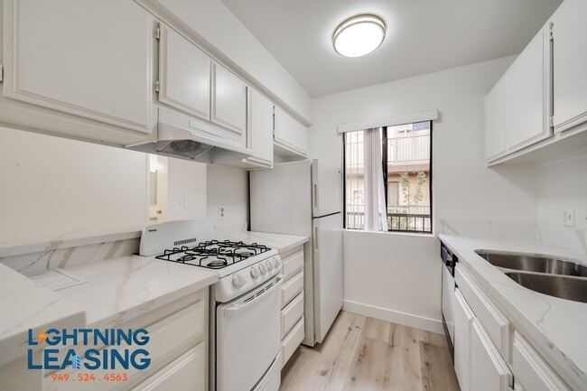 Building Photo - 6827 Whitsett Ave Unit 210D Rental