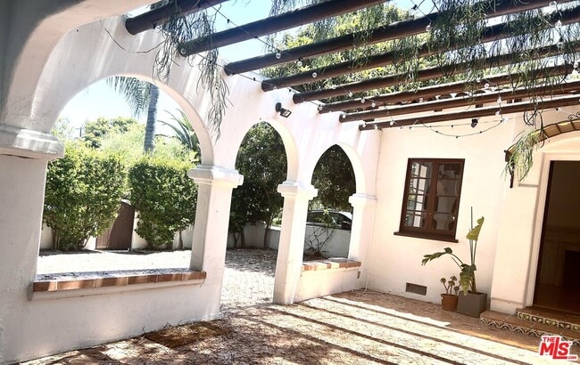 Building Photo - 449 N Sweetzer Ave