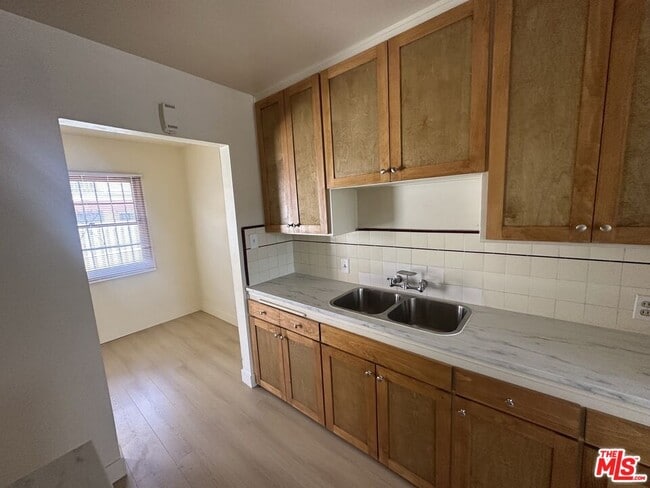 Photo - 1021 W 90th St