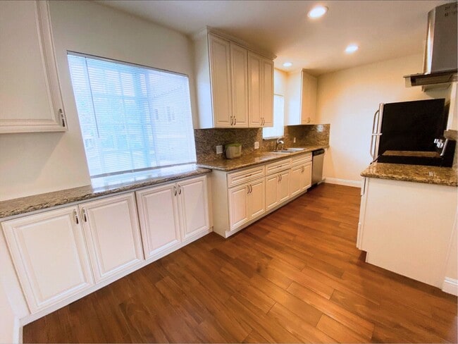 Building Photo - Luxury Spacious 2BD Apartment Home! Minute... Unit 6