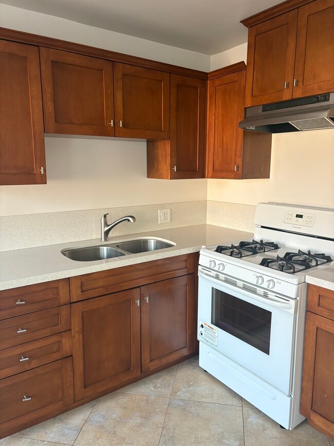 Building Photo - 414 E Elk Ave Unit A