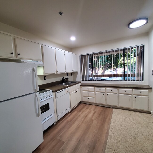 Kitchen - 351 N Ford Ave Unit #212