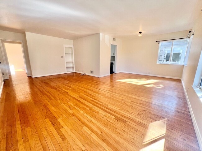Building Photo - Bright and Spacious 1-Bedroom Condo in Alamitos Beach