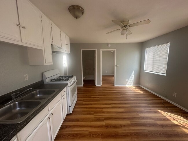 Building Photo - 4554 N Lakewood Blvd Unit 4558