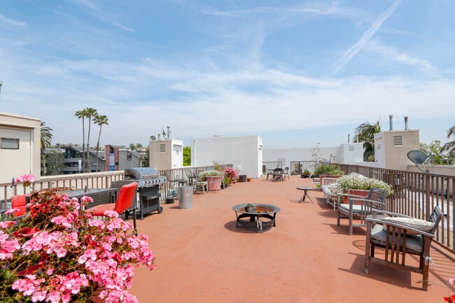 Photo - 1325 N Poinsettia Pl