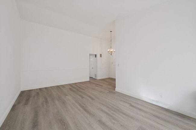 Photo - 333 Rexford Dr Unit 5