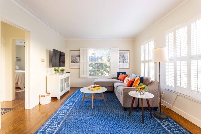 Living Room - 1290 Devon Ave Unit 1290