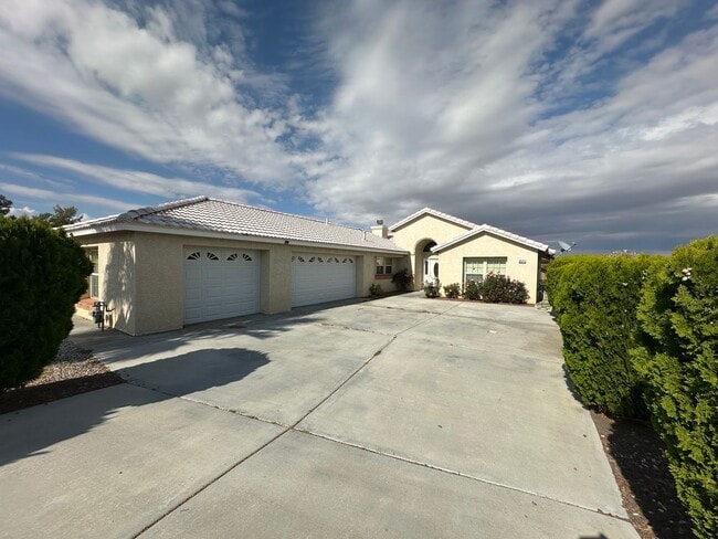 Building Photo - Welcome to this 5 Bedroom 3 Bath Home!