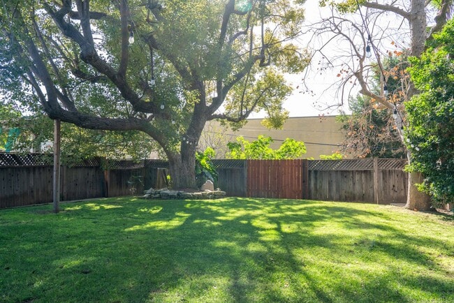 Building Photo - Vibrant 2b2b Franklin Hills / Los Feliz Home - Huge Private Grass  Yard - Central HVAC
