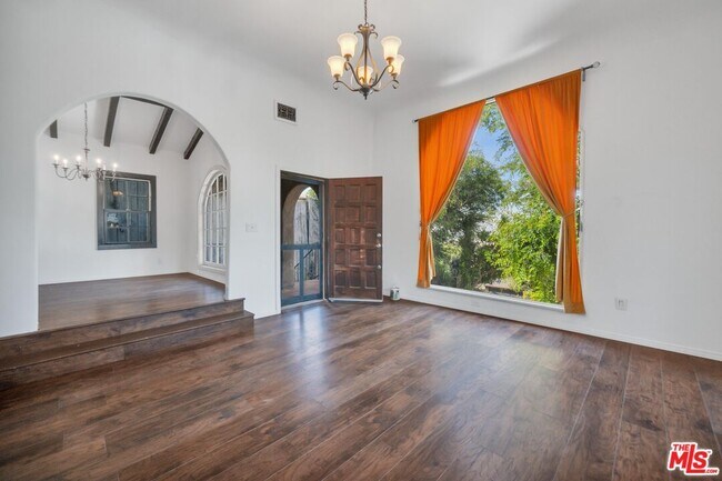 Photo - 1570 Sanborn Ave