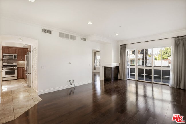 Building Photo - 851 N San Vicente Blvd Unit 102
