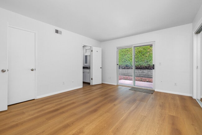 Photo - 2345 Worden St