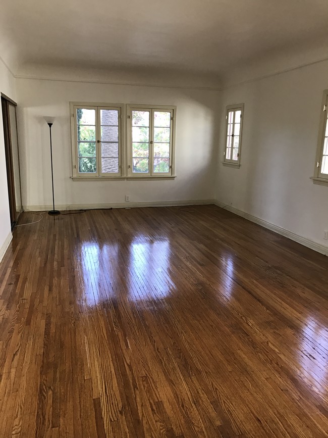 Living Room - 416 N Orange Grove Ave Apartments Unit 1/2