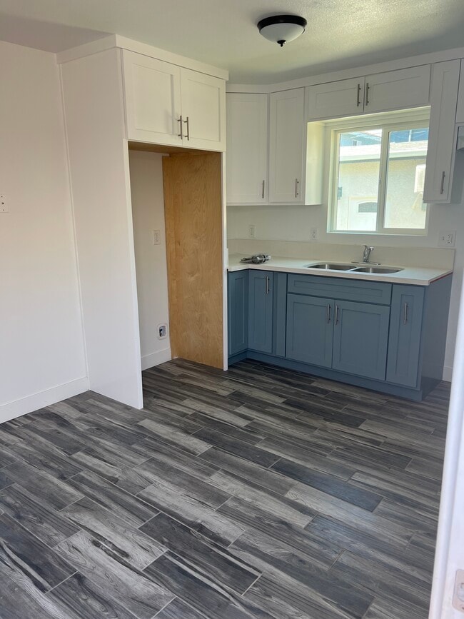 Photo - 817 W 101st St Townhome