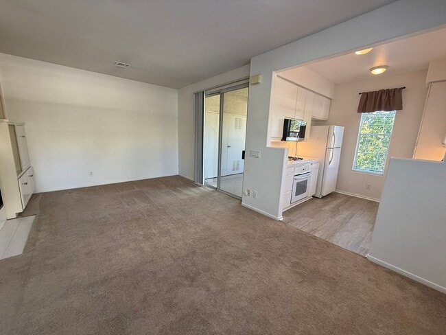 Photo - 1BR/1BA Condo w/ ASSIGNED PARKING for rent near Del Mar AVAILABLE NOW!