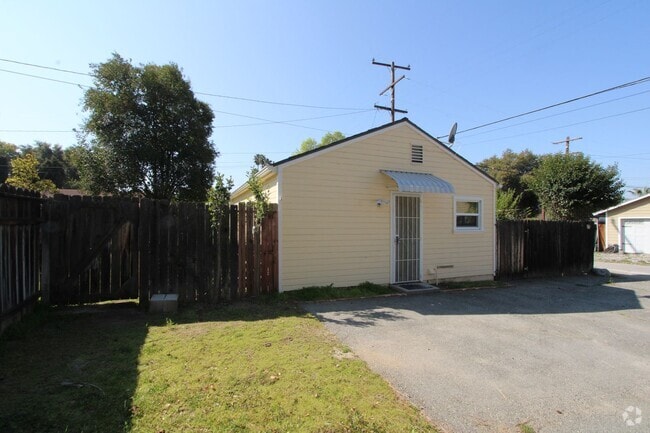 Building Photo - 915 N University St Unit 1/2 Rental