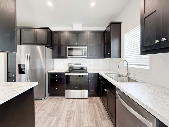 Photo - ~ AVAILABLE NOW ~ DUPLEX (RIGHT)