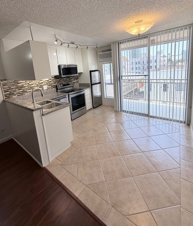 Apt. 31 - Dining area and kitchen - 659 S Cloverdale Ave