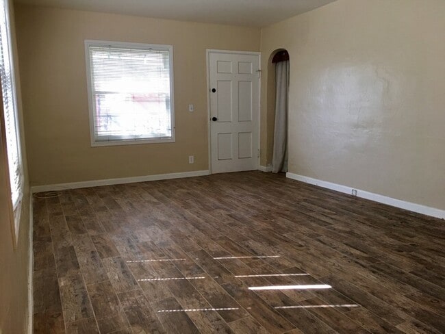 Photo - 1004 E Almond Ave