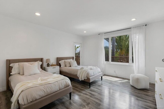 Photo - 19419 Oxnard St