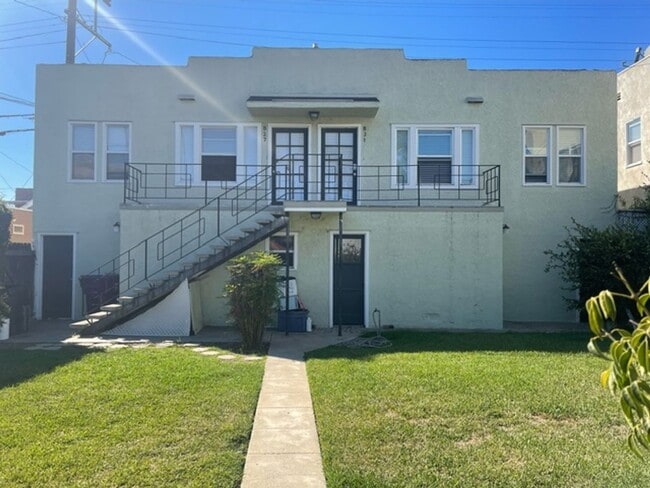 Building Photo - 827 Unit 831