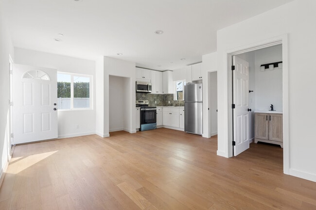 Photo - 15838 Chatsworth St