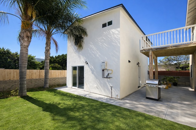 Building Photo - Newer Build! 4BD/2BA on 63rd