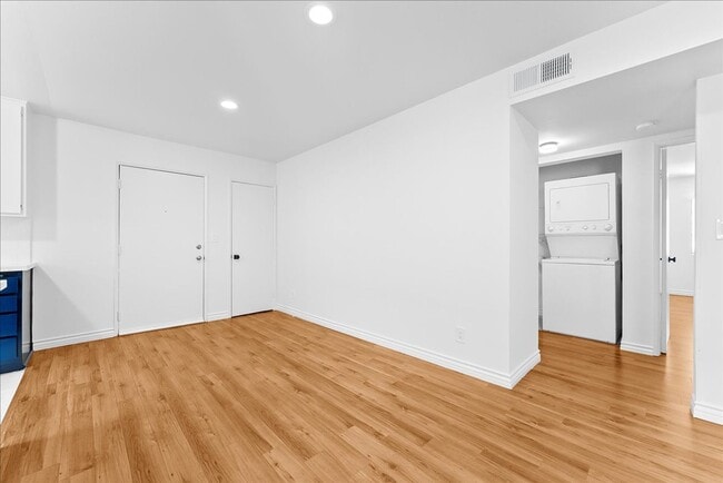 Photo - 448 W Windsor Rd Unit 10