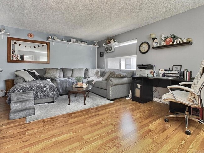 Building Photo - Adorable Upper Unit 4 Rental