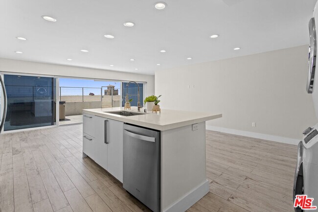 Photo - 6955 Trolleyway S