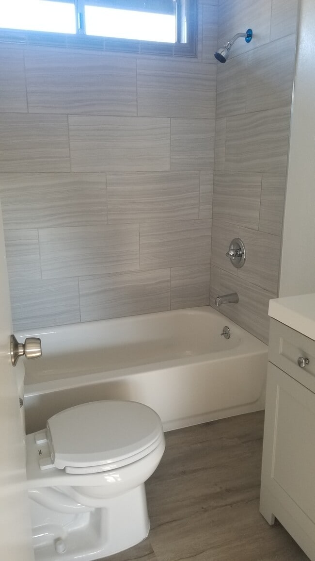 Full Bathroom with tub - 129 S Voluntario St