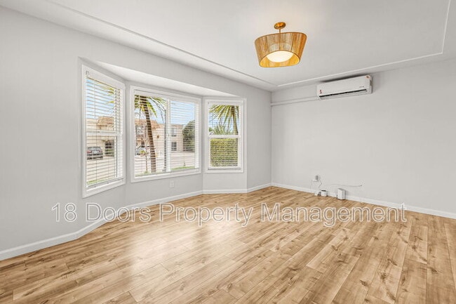 Photo - 4535 Winona Ave