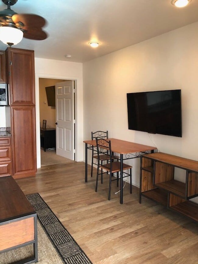 Photo - Los Caballeros #006 Unit 6B