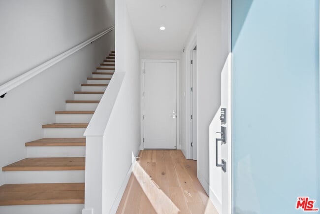 Photo - 3232 S Barrington Ave