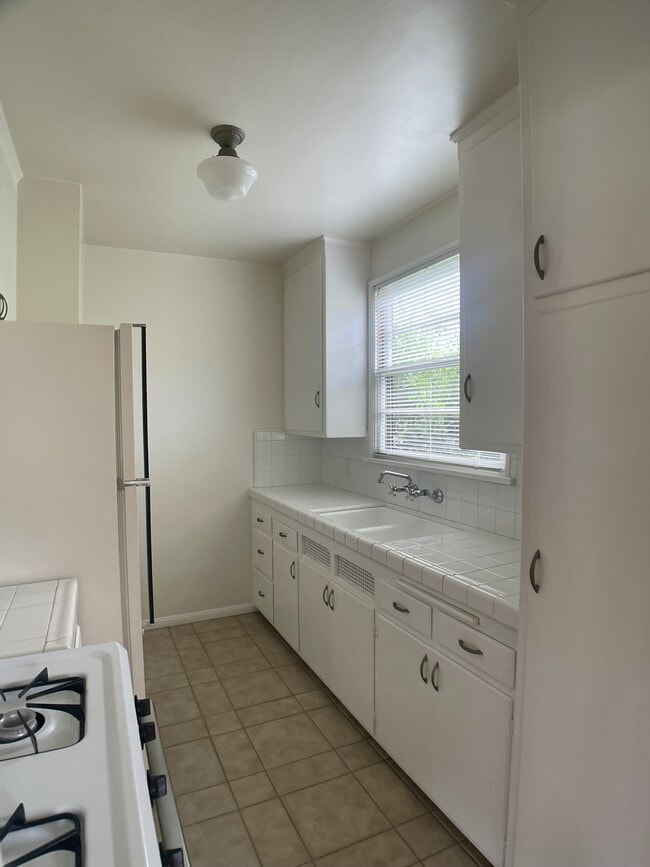 Kitchen - 1008 Euclid St Unit B